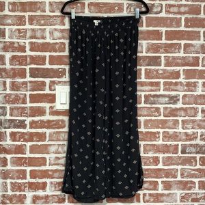 Amuse Society Black Petals Print Cropped Wide Leg Pants